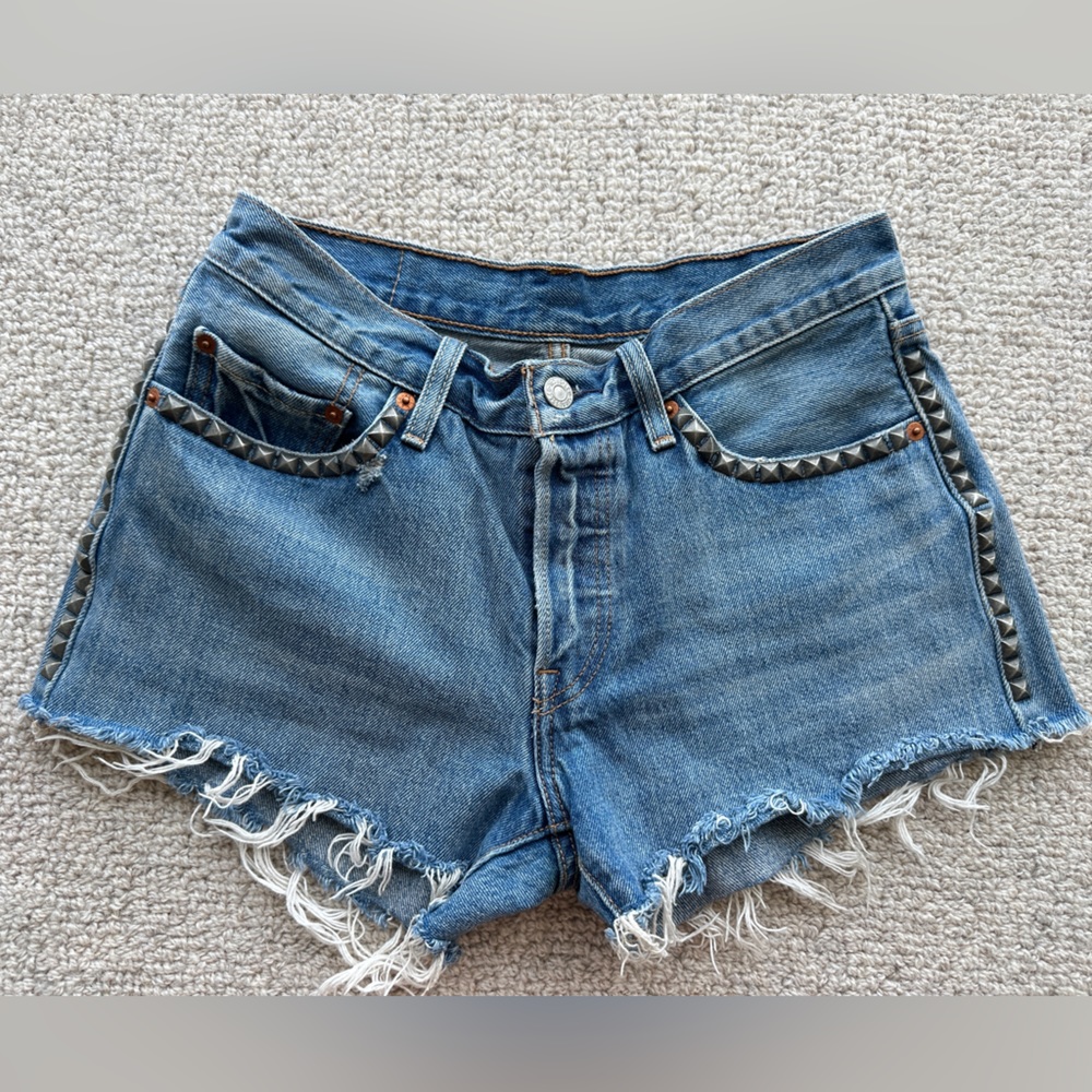 Size 27 Levi’s 501 shorts with stud detail